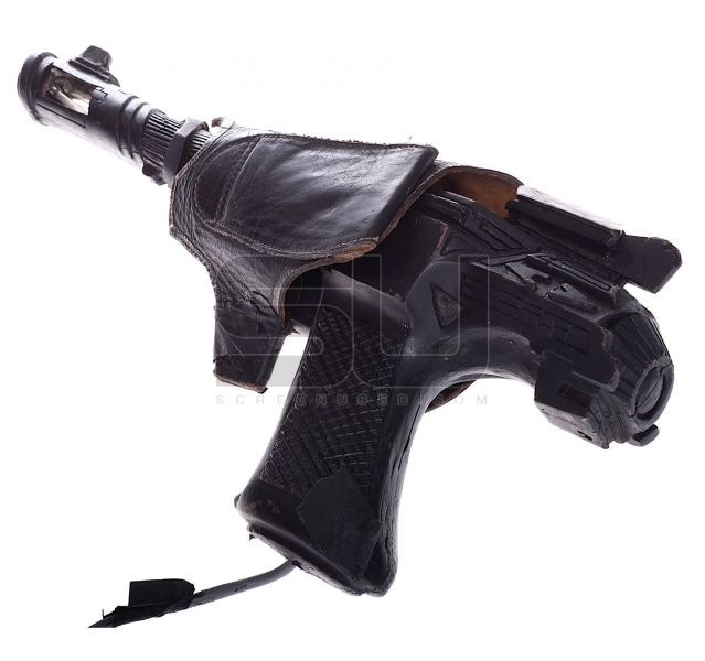 File:BR25 - Hero Draconian Pistol - Lot 50 of ScreenUsed Auction 07.jpg